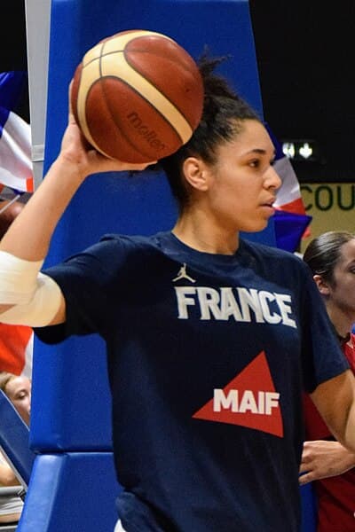 Janelle Salaün